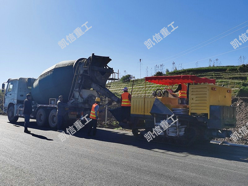 公路路緣石滑膜機(jī)施工